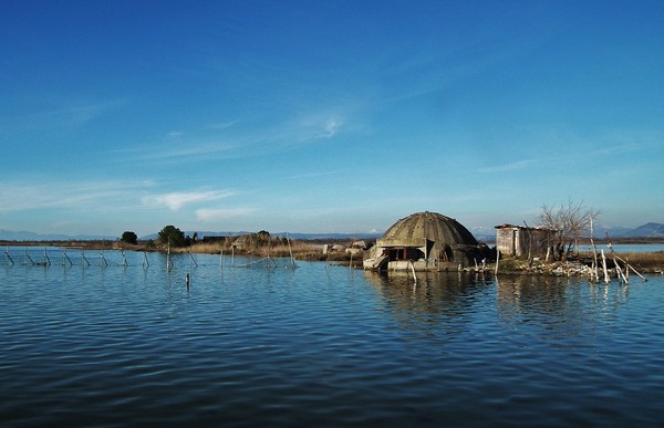 Kham pha Boongke tranh bom hat nhan cua Albania