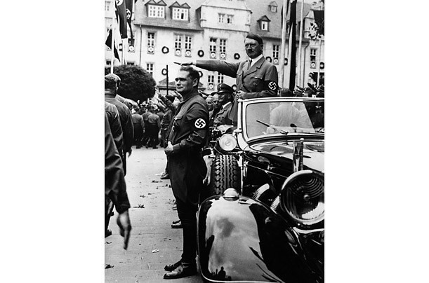 Có hay không việc Hitler từng 'cảm nắng' thiếu nữ Do Thái? - Hình 8 Co hay khong viec Hitler tung 'cam nang' thieu nu Do Thai?-Hinh-8