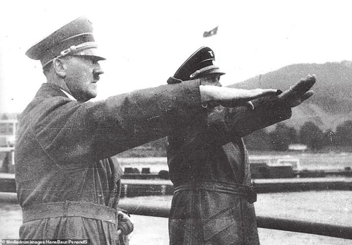 Có hay không việc Hitler từng 'cảm nắng' thiếu nữ Do Thái? - Hình 9 Co hay khong viec Hitler tung 'cam nang' thieu nu Do Thai?-Hinh-9