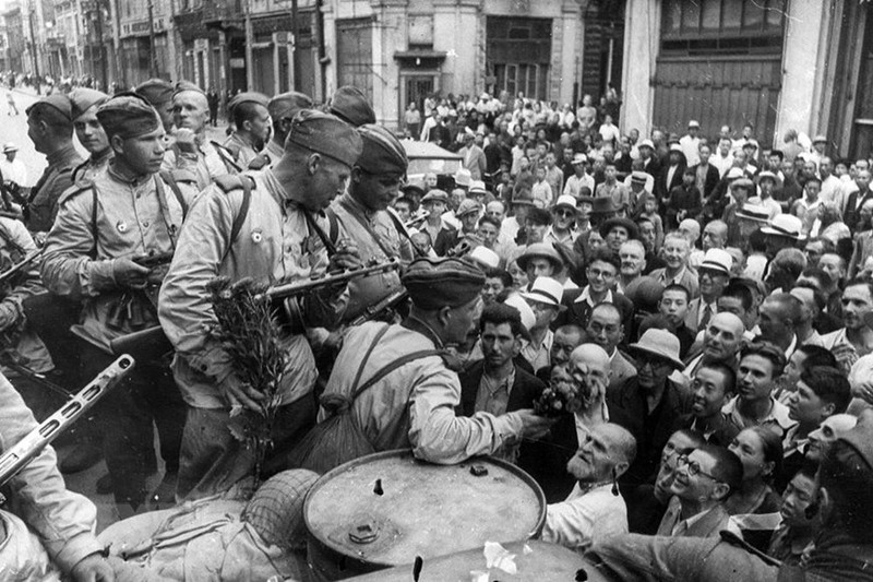 Nam 1945, Nhat hoang noi gi trong tuyen bo dau hang quan Dong minh?-Hinh-5