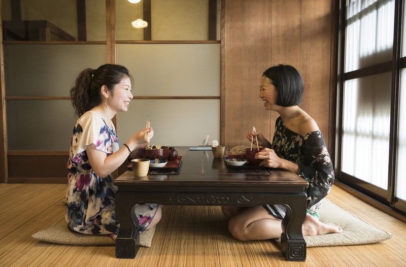 Vì sao người Nhật thích ngồi bệt xuống sàn khi ăn? - Hình 2 Vi sao nguoi Nhat thich ngoi bet xuong san khi an?-Hinh-2