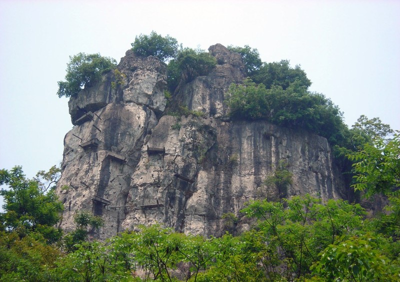 La lung nhung quan tai lo lung tren vach da