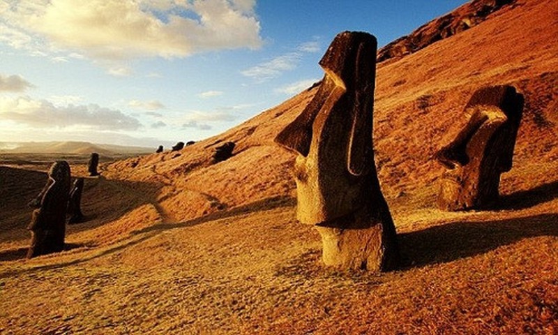 Bi an tuong Moai tren dao Phuc Sinh