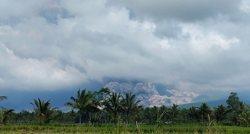 Can canh nui lua cao nhat Indonesia moi phun trao-Hinh-3