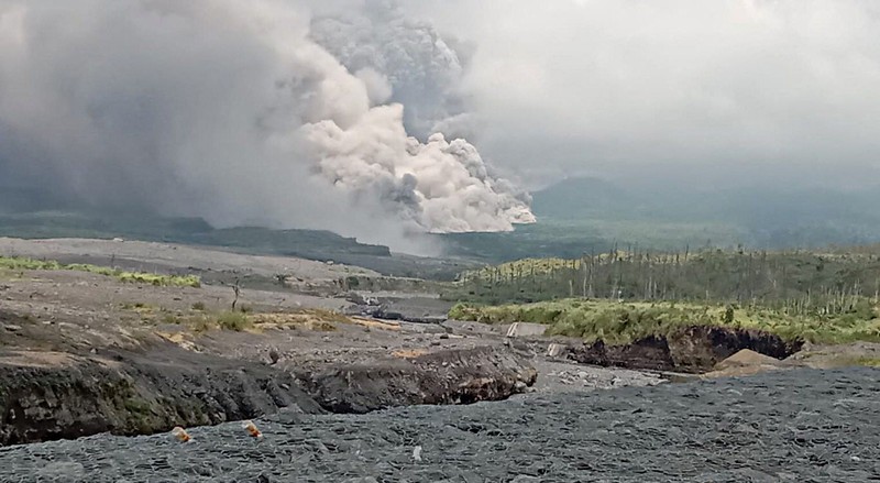 Can canh nui lua cao nhat Indonesia moi phun trao-Hinh-4