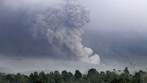 Can canh nui lua cao nhat Indonesia moi phun trao-Hinh-6