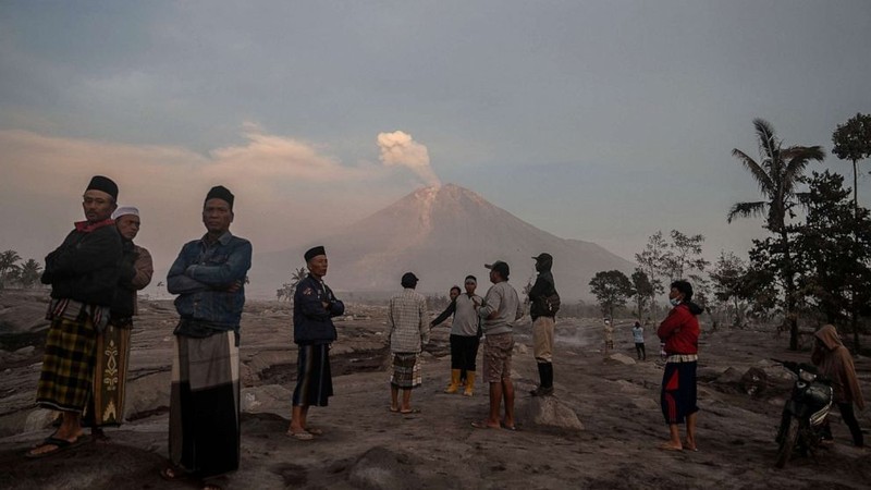 Can canh nui lua cao nhat Indonesia moi phun trao-Hinh-7