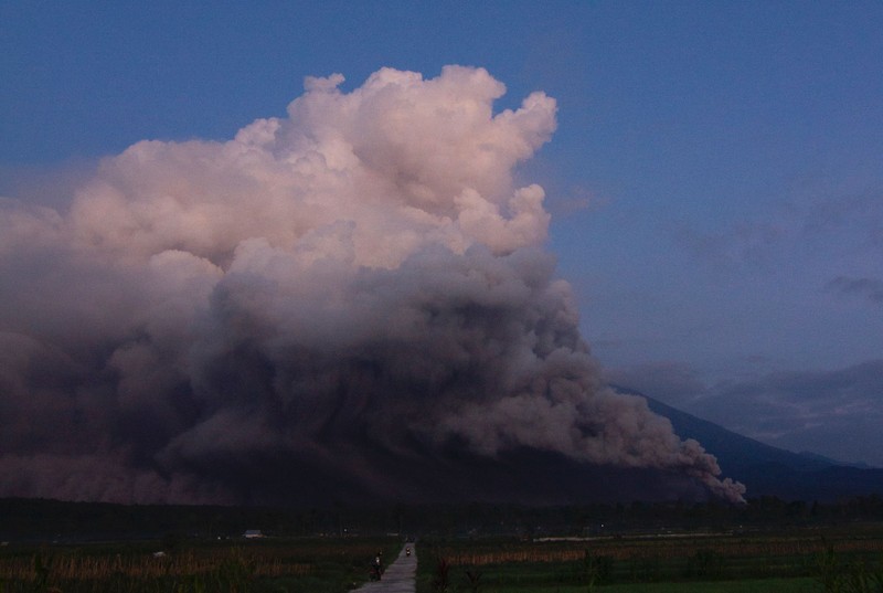 Can canh nui lua cao nhat Indonesia moi phun trao-Hinh-8