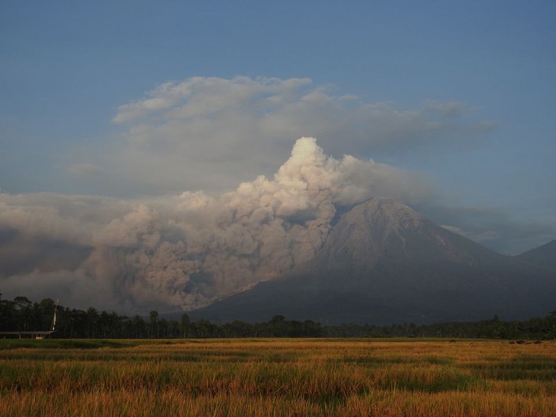 Can canh nui lua cao nhat Indonesia moi phun trao