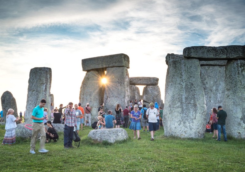 5 du khach bien mat bi an o bai da co Stonehenge hang chuc nam truoc-Hinh-4