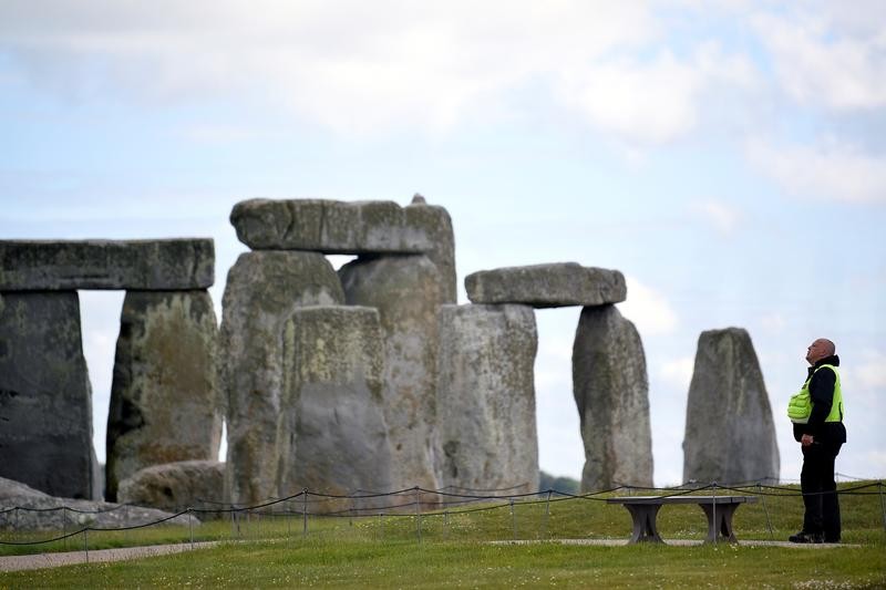 5 du khach bien mat bi an o bai da co Stonehenge hang chuc nam truoc-Hinh-6