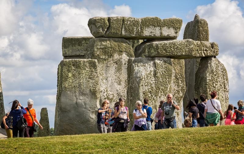 5 du khach bien mat bi an o bai da co Stonehenge hang chuc nam truoc-Hinh-7