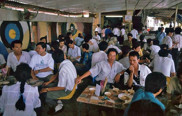 Doc dao bo anh bia hoi via he o Ha Noi nhung nam 1990-Hinh-2