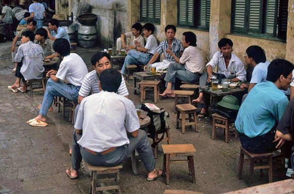 Doc dao bo anh bia hoi via he o Ha Noi nhung nam 1990