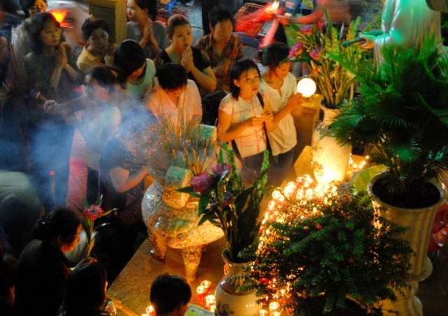 Vao thang 7 am lich, vi sao nhieu nguoi kieng chuyen nha?