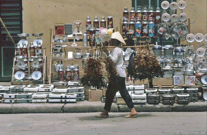 Anh doi thuong gan gui cua Ha Noi nhung nam 1990-Hinh-3