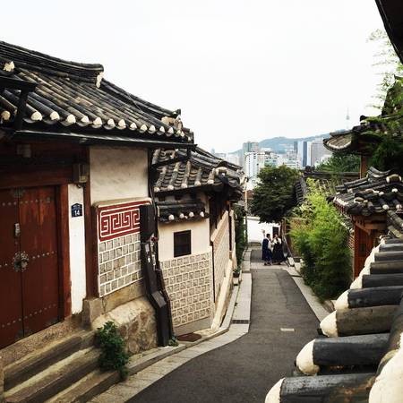 Nam giua thu do Seoul sam uat, lang Bukchon Hanok 600 tuoi hap dan du khach-Hinh-2