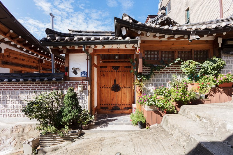 Nam giua thu do Seoul sam uat, lang Bukchon Hanok 600 tuoi hap dan du khach-Hinh-3