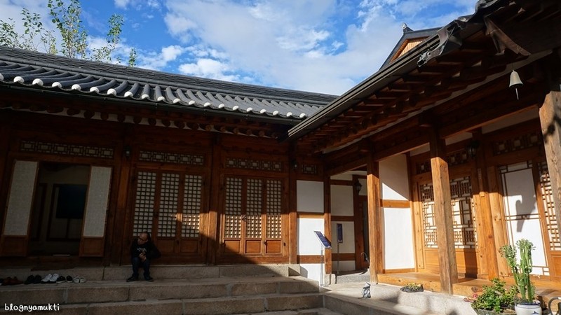 Nam giua thu do Seoul sam uat, lang Bukchon Hanok 600 tuoi hap dan du khach-Hinh-4