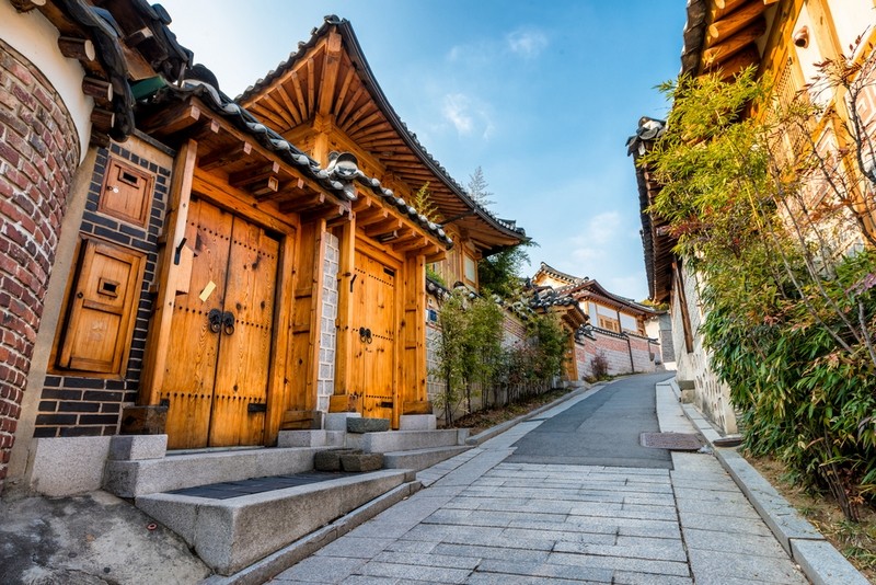 Nam giua thu do Seoul sam uat, lang Bukchon Hanok 600 tuoi hap dan du khach-Hinh-5