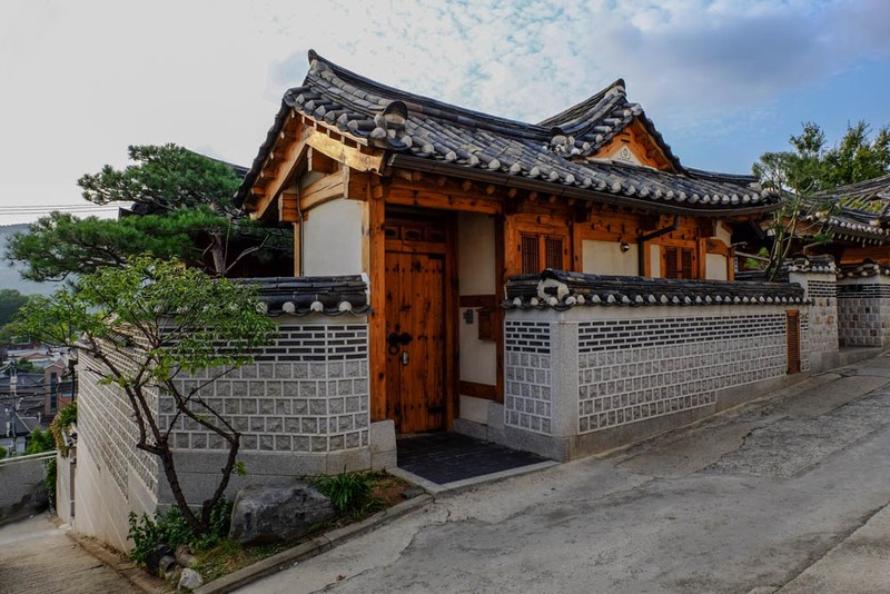 Nam giua thu do Seoul sam uat, lang Bukchon Hanok 600 tuoi hap dan du khach-Hinh-8