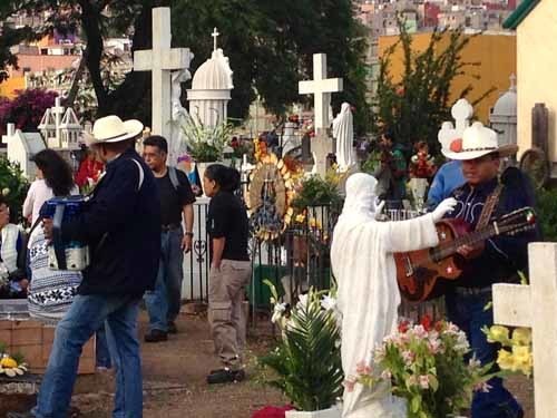 Phong tuc truyen thong 'di da ngoai cung nguoi chet'-Hinh-5