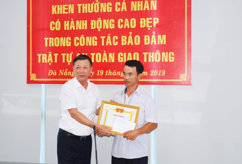 Tang giay khen cho thanh nien duc mang be tong tren duong vi so nguoi khac bi tai nan