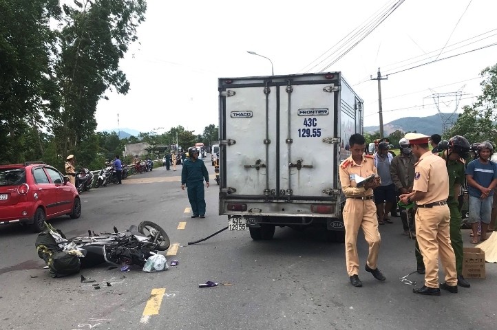 Nguoi phu nu ban huong bi xe tai tong chet tren duong ve nha