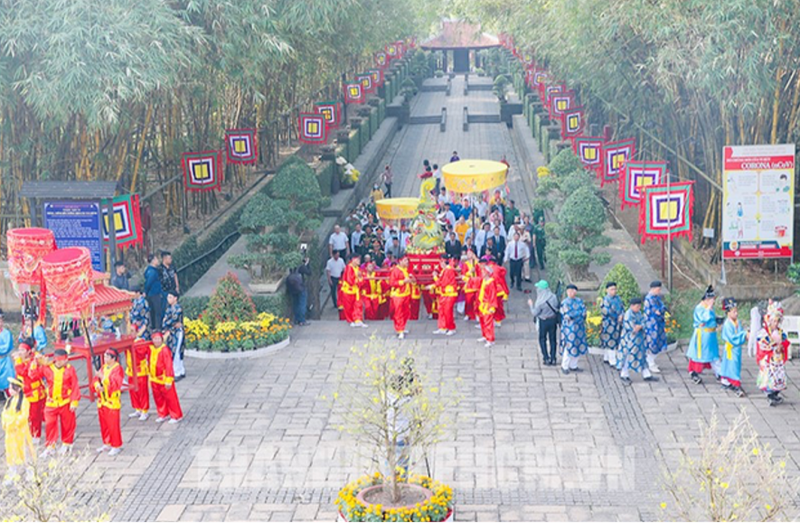 TP HCM: Lanh dao TP dang cung banh tet len Quoc to Hung Vuong