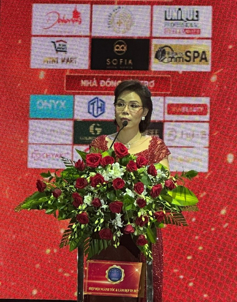 TPHCM: Gan 1000 nguoi dang huong tri an To nghiep nghe toc va lam dep-Hinh-2