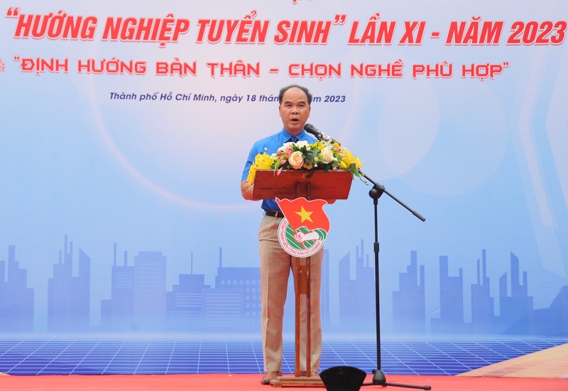 TP HCM: Hang nghin hoc sinh tham gia ngay hoi huong nghiep tuyen sinh-Hinh-2