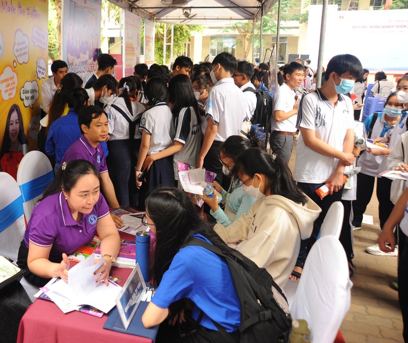 TP HCM: Hang nghin hoc sinh tham gia ngay hoi huong nghiep tuyen sinh-Hinh-3