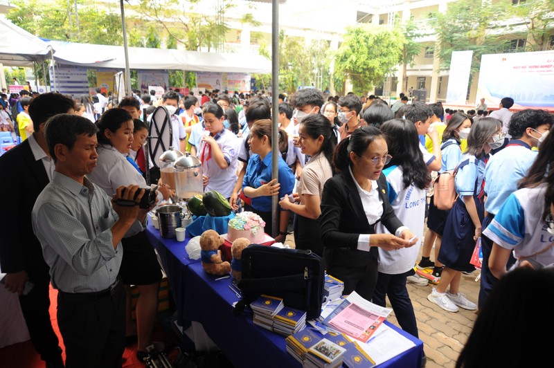 TP HCM: Hang nghin hoc sinh tham gia ngay hoi huong nghiep tuyen sinh