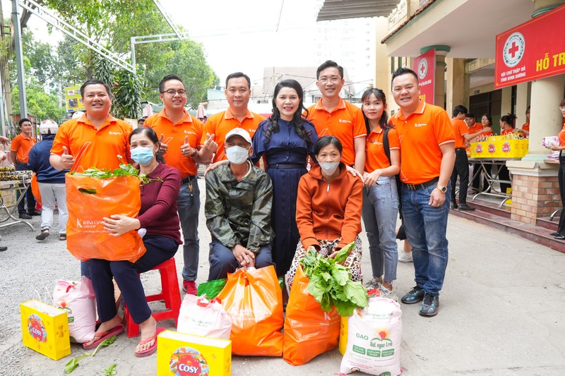 Doanh nhan Dang Thi Kim Oanh: Song phai giup nguoi, giup doi-Hinh-5