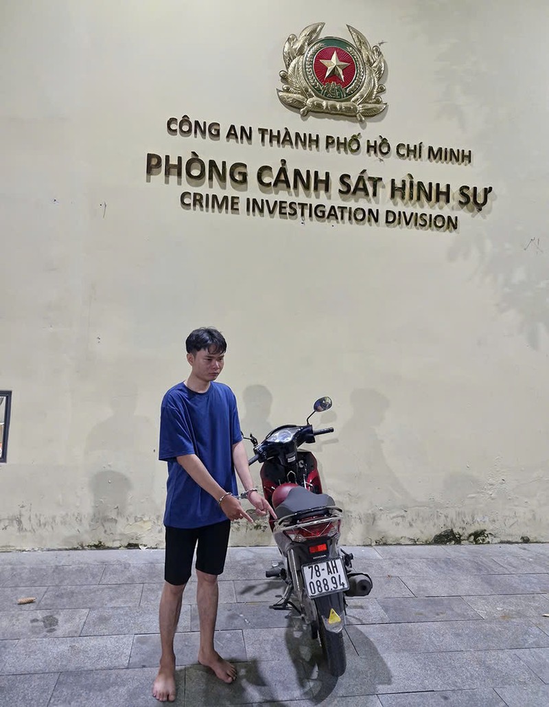 Nam sinh nam 4 cam dao cuop FPT Shop do no nan-Hinh-3