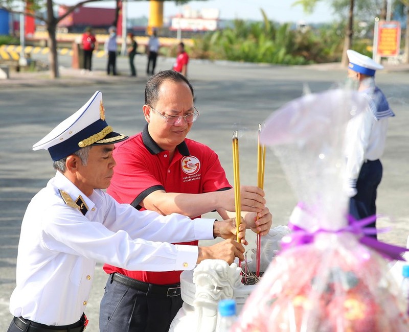 Doan dai bieu TP HCM tham quan dao Truong Sa va nha gian DK1