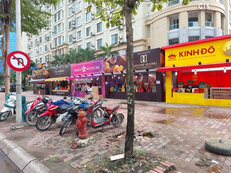 Loat quay banh Trung thu lan chiem via he Ha Noi-Hinh-2