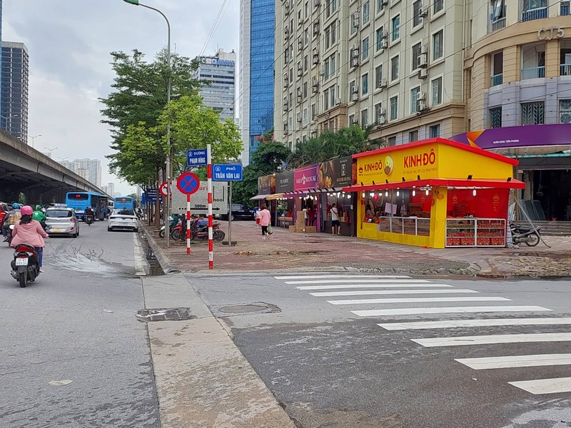 Loat quay banh Trung thu lan chiem via he Ha Noi