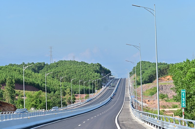 Dia phuong nao so huu tuyen cao toc dai gan 180km?