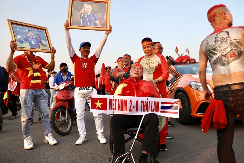 Chung ket AFF Cup: Co dong vien nhuom do khu vuc ngoai san My Dinh-Hinh-4