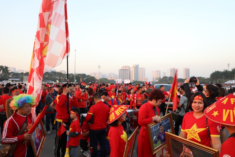 Chung ket AFF Cup: Co dong vien nhuom do khu vuc ngoai san My Dinh-Hinh-6