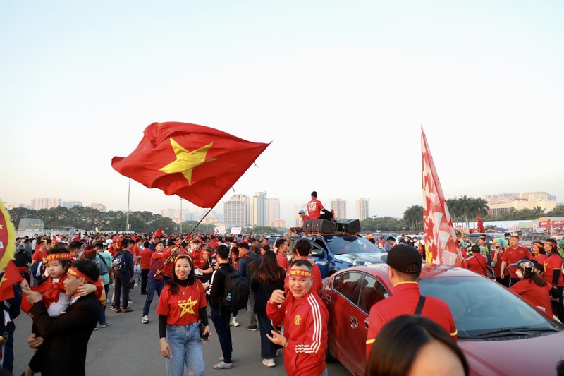 Chung ket AFF Cup: Co dong vien nhuom do khu vuc ngoai san My Dinh-Hinh-8