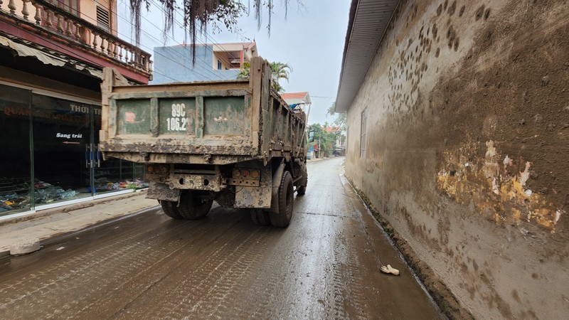 Nguoi dan kho vi tuyen duong DH52 ngap ngua bun dat, bui ban