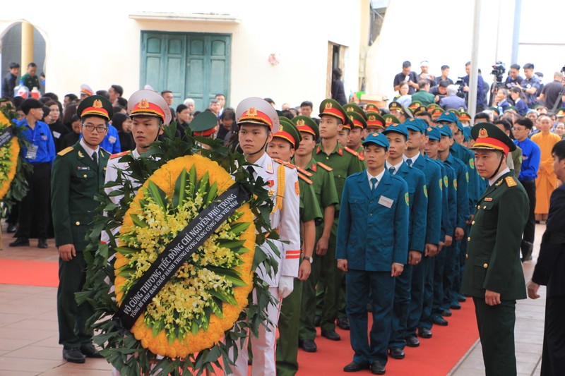 Nguoi dan xep hang dai cho vieng Tong Bi thu Nguyen Phu Trong o que nha-Hinh-12