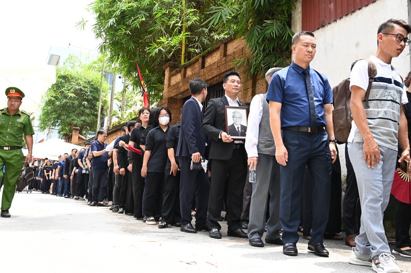 Nguoi dan xep hang dai cho vieng Tong Bi thu Nguyen Phu Trong o que nha