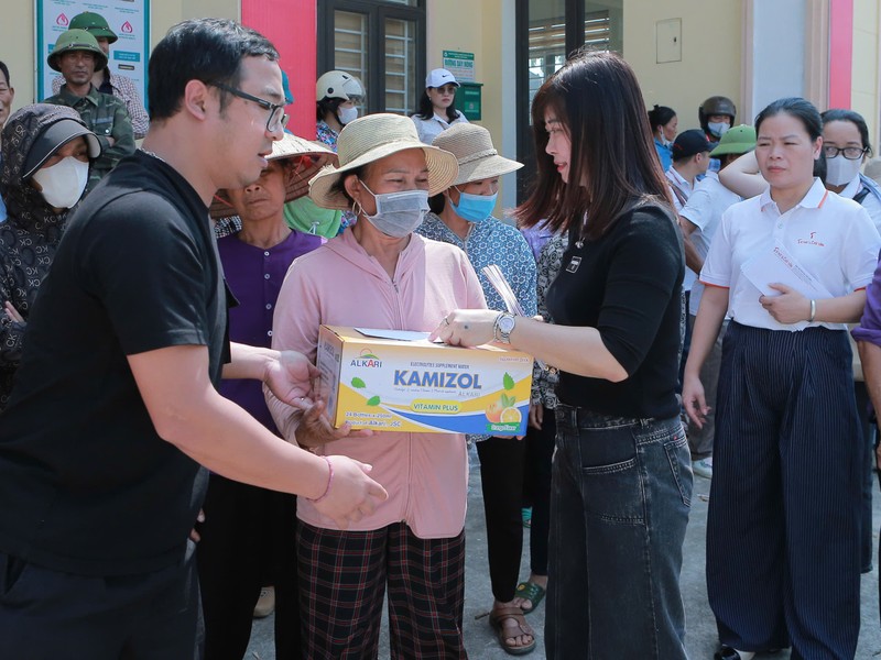 View - 	Báo Tri thức và Cuộc sống trao quà, hỗ trợ vùng lụt Bắc Giang