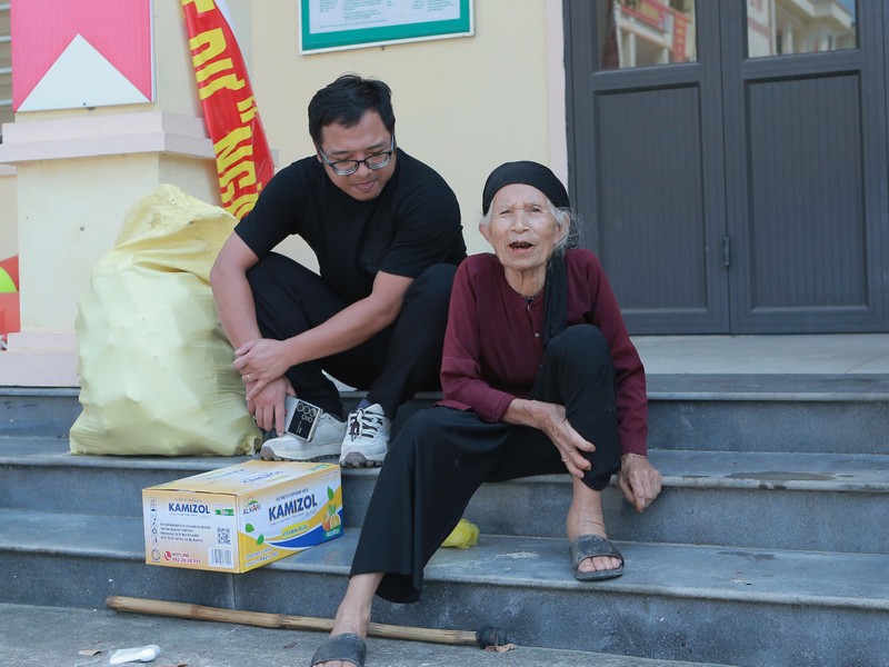 Bao Tri thuc va Cuoc song trao qua, ho tro vung lut Bac Giang-Hinh-2