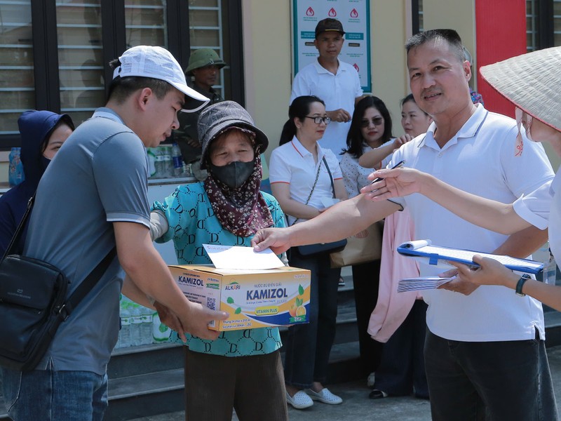 Bao Tri thuc va Cuoc song trao qua, ho tro vung lut Bac Giang-Hinh-7