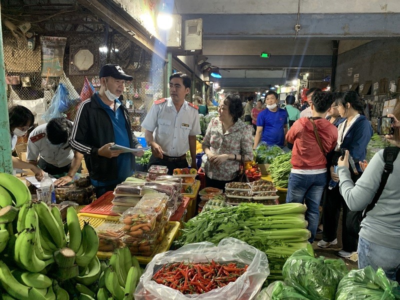 Cac cho dau moi tai TPHCM tat bat chuan bi hang Tet 2023-Hinh-4