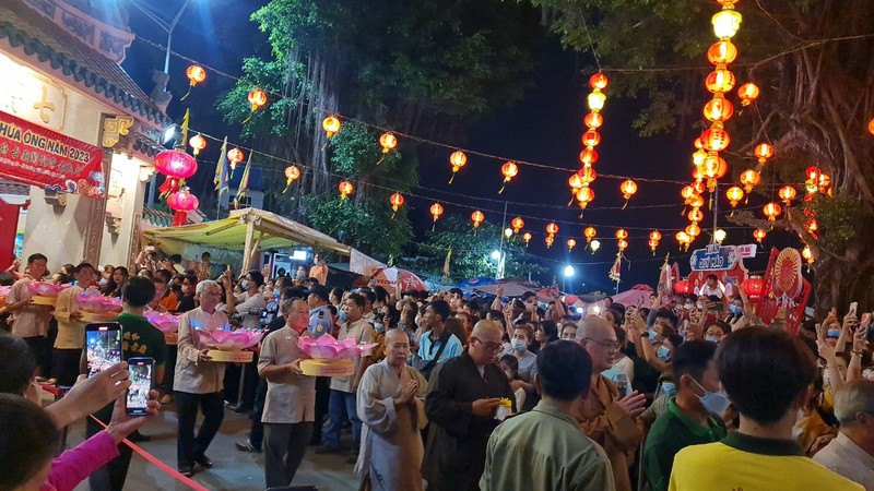 Le hoi chua Ong Cu Lao Pho: Nguoi dan no nuc tham du le tha hoa dang tren song Dong Nai-Hinh-25